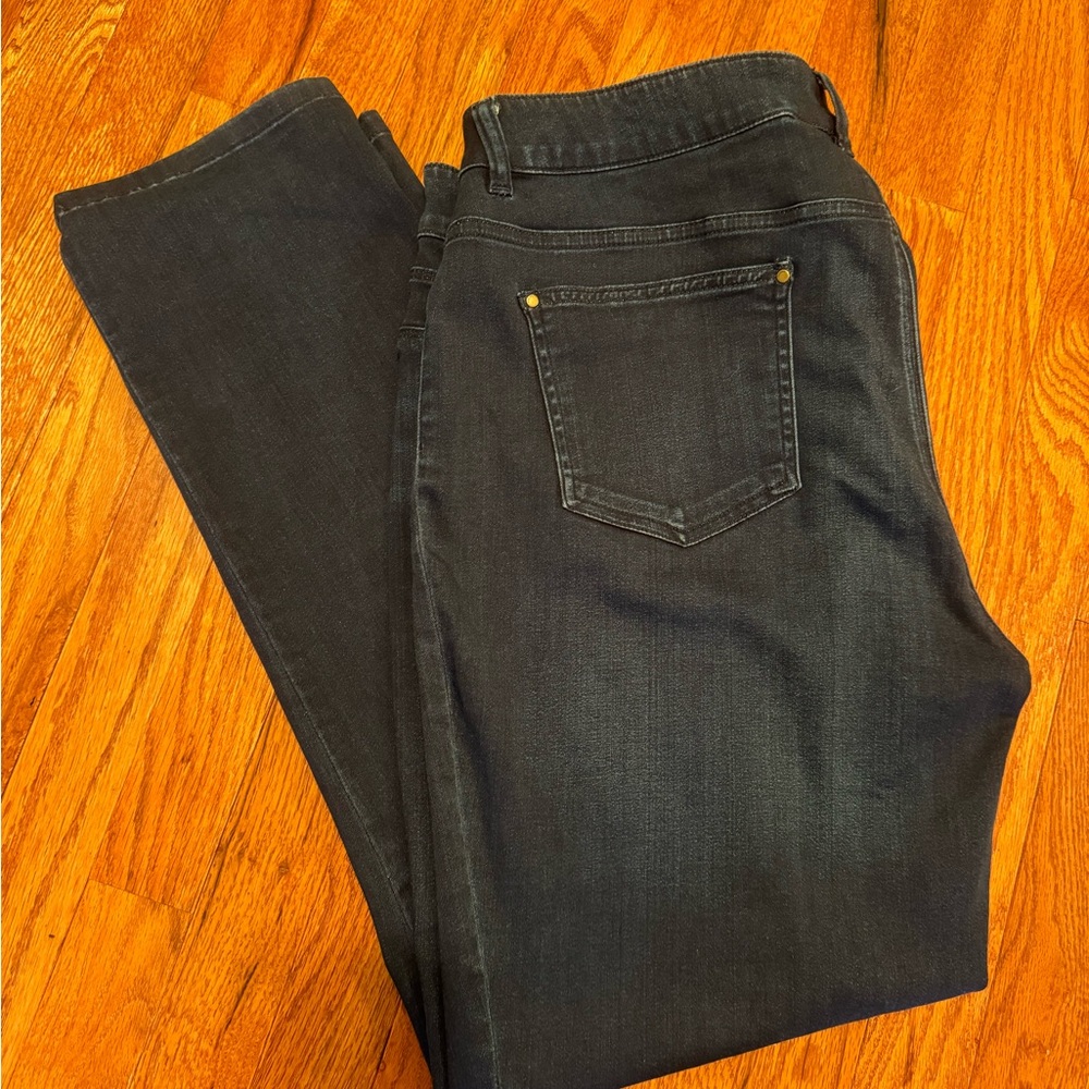 EUC Chico’s Platinum Jeans in Dark Wash with jegging style.
